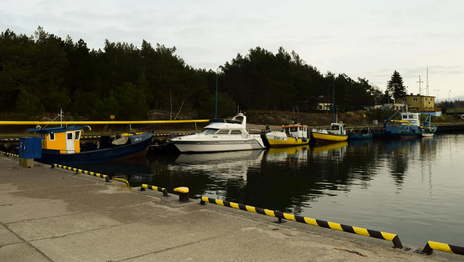 Fischereihafen und der See Resko Przymorskie in Dźwirzyno
