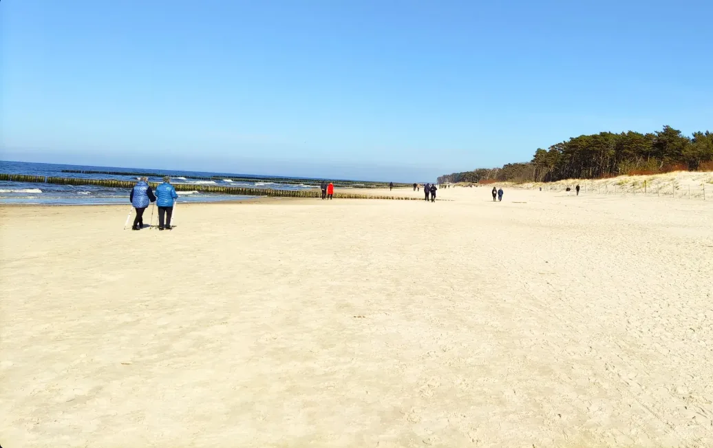 Breiter Sandstrand in Dźwirzyno an der Ostsee