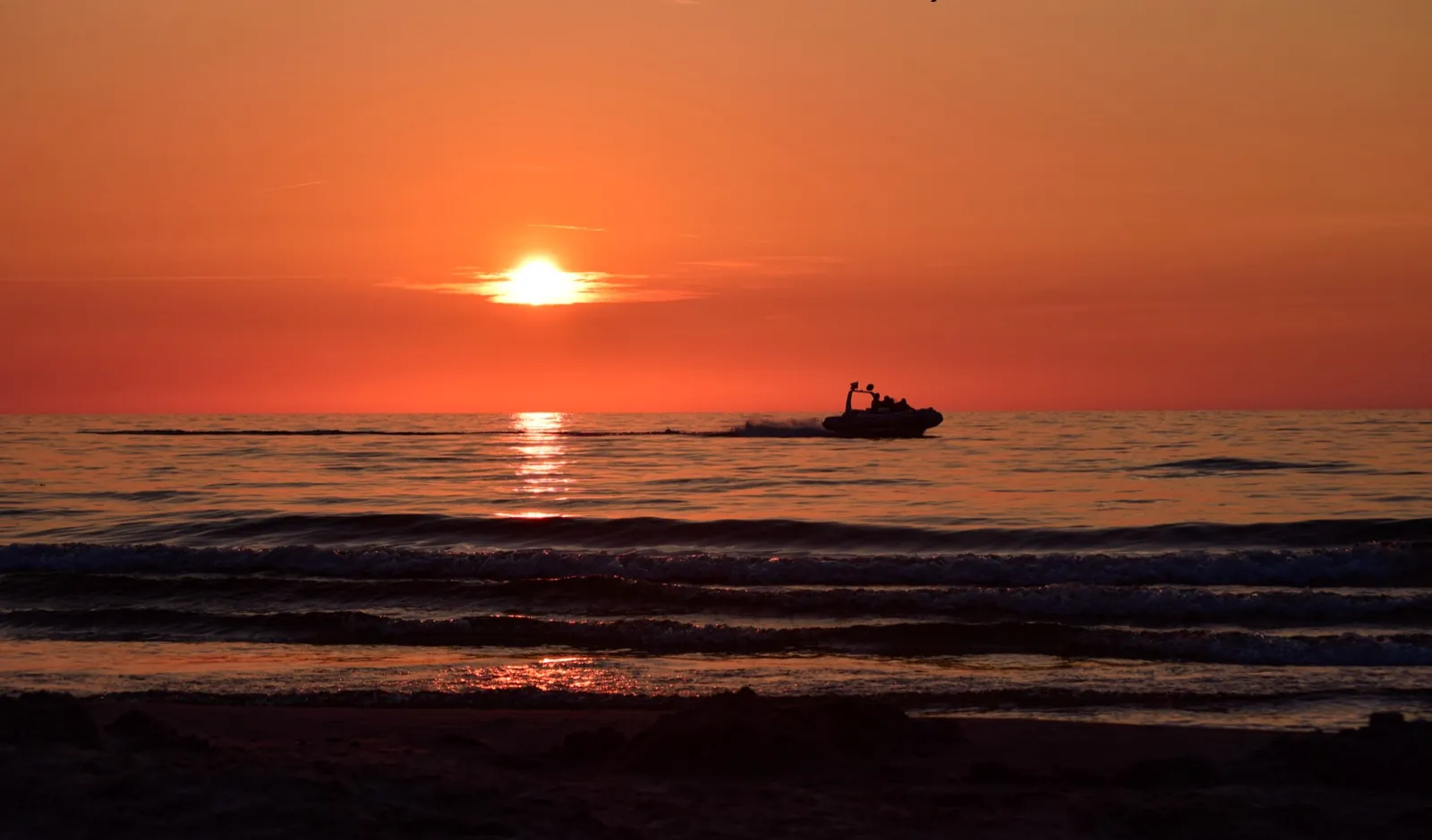 Sonnenuntergang über dem Meer in Dźwirzyno